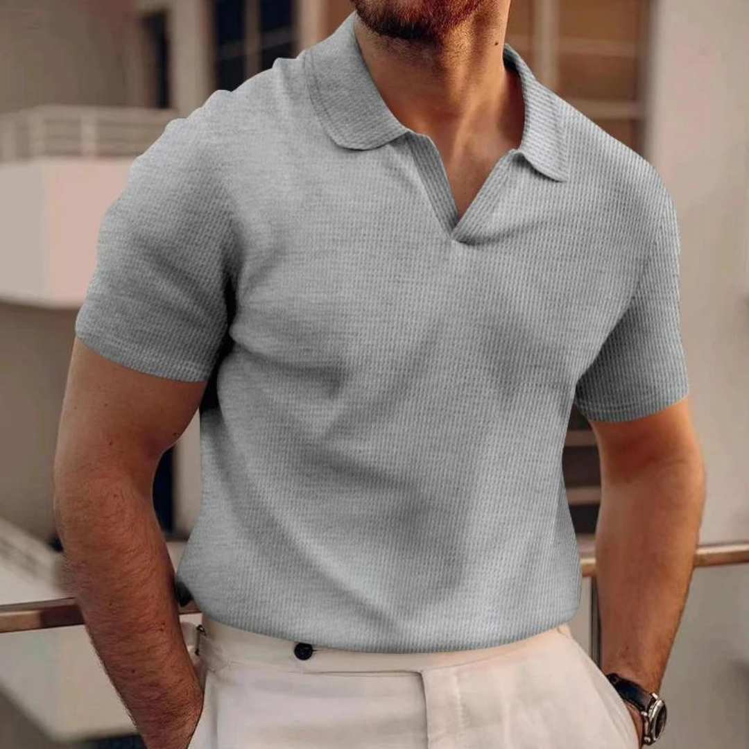 "Polo classique d'été pour homme, tissu léger, bleu, manches courtes, parfait sorties estivales, style chic décontracté."