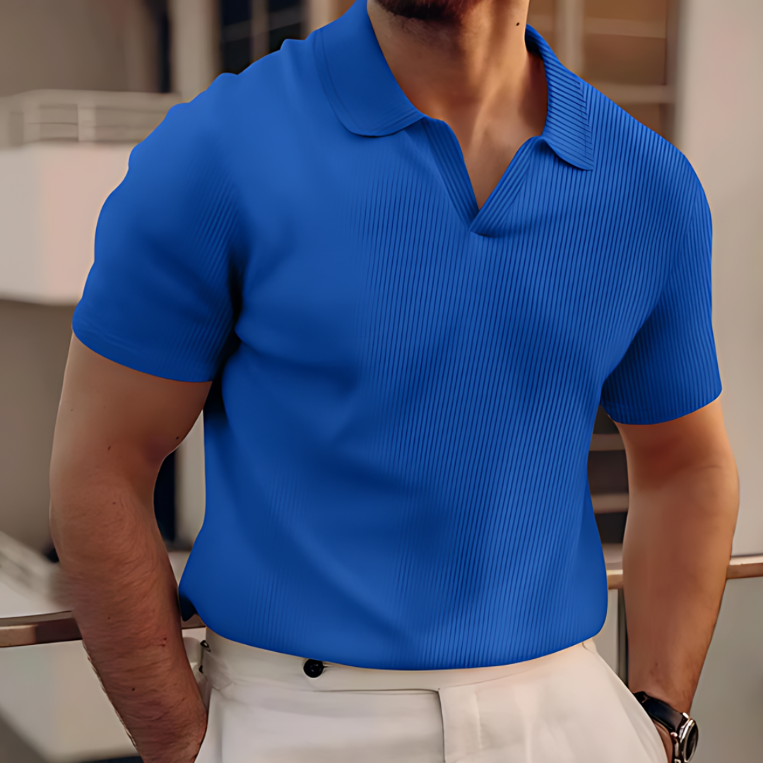 "Polo classique d'été pour homme, tissu léger, bleu, manches courtes, parfait sorties estivales, style chic décontracté."