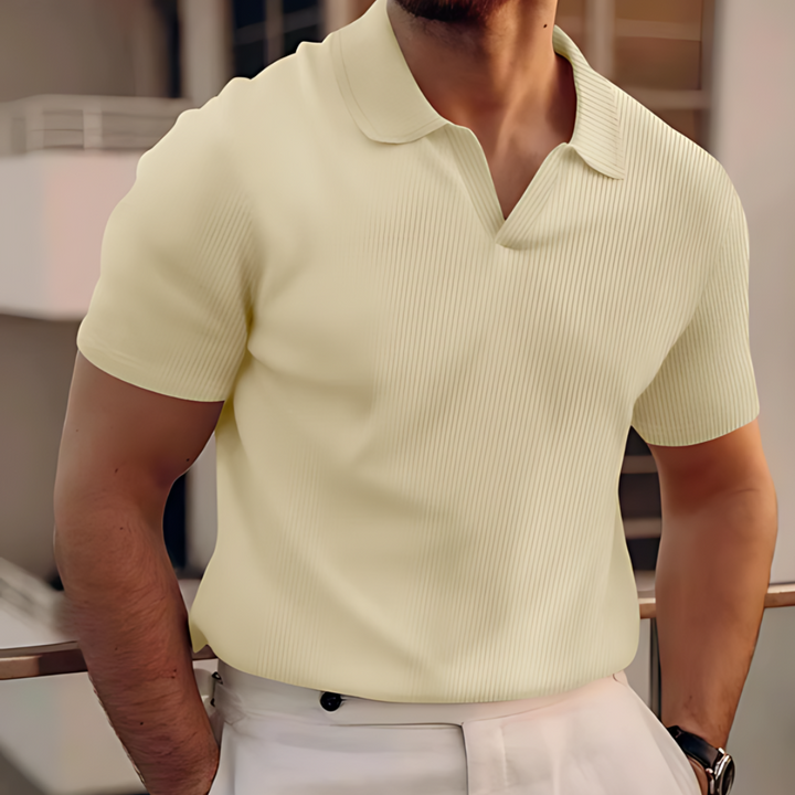 "Polo classique d'été pour homme, tissu léger, bleu, manches courtes, parfait sorties estivales, style chic décontracté."