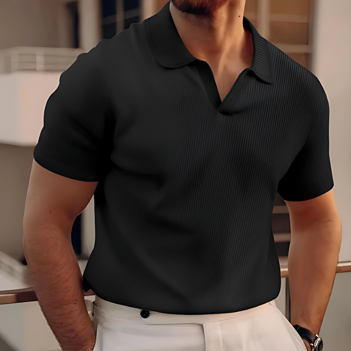 "Polo classique d'été pour homme, tissu léger, bleu, manches courtes, parfait sorties estivales, style chic décontracté."