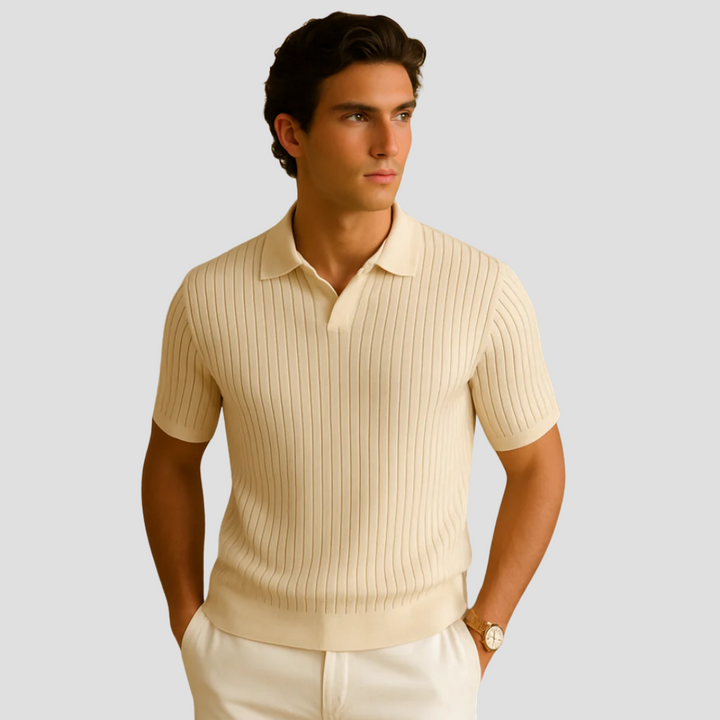 "Polo côtelé beige chic sans boutons, col polo, mailles fines, motif vertical, idéal pour un style estival élégant."