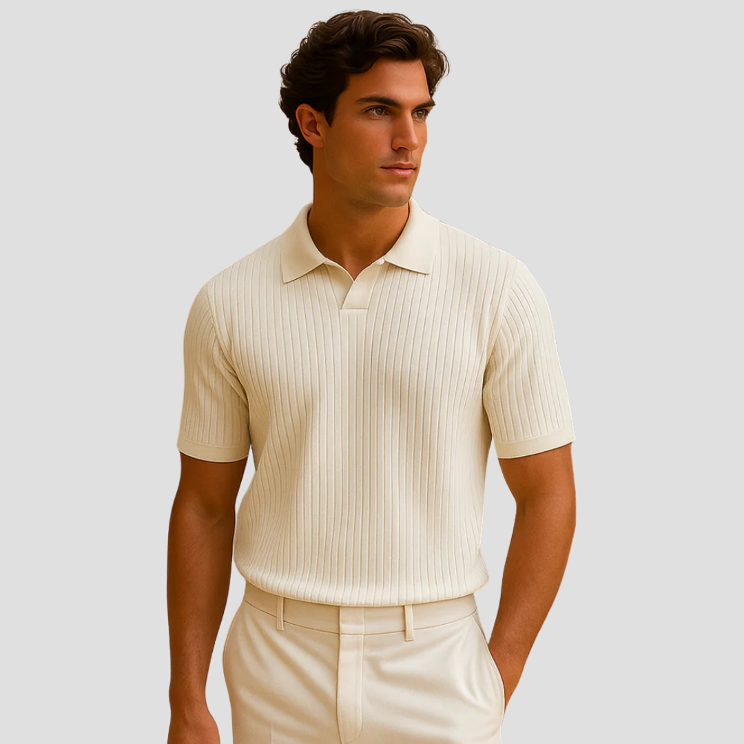 "Polo côtelé beige chic sans boutons, col polo, mailles fines, motif vertical, idéal pour un style estival élégant."