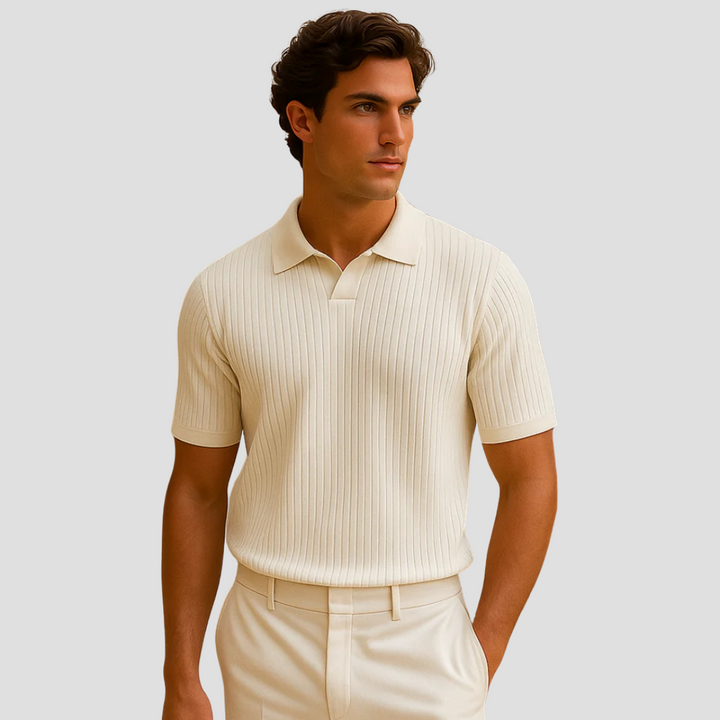 "Polo côtelé beige chic sans boutons, col polo, mailles fines, motif vertical, idéal pour un style estival élégant."