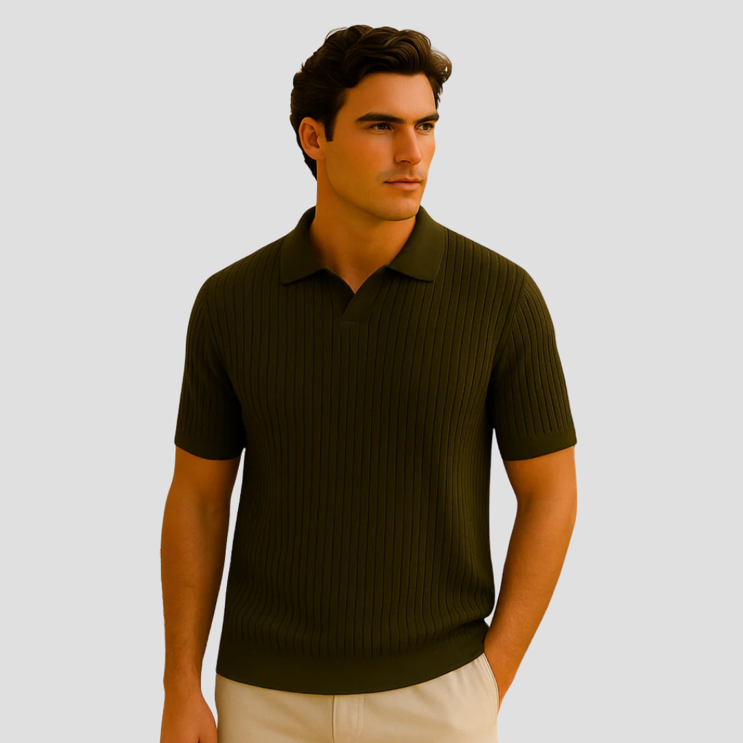 "Polo côtelé beige chic sans boutons, col polo, mailles fines, motif vertical, idéal pour un style estival élégant."