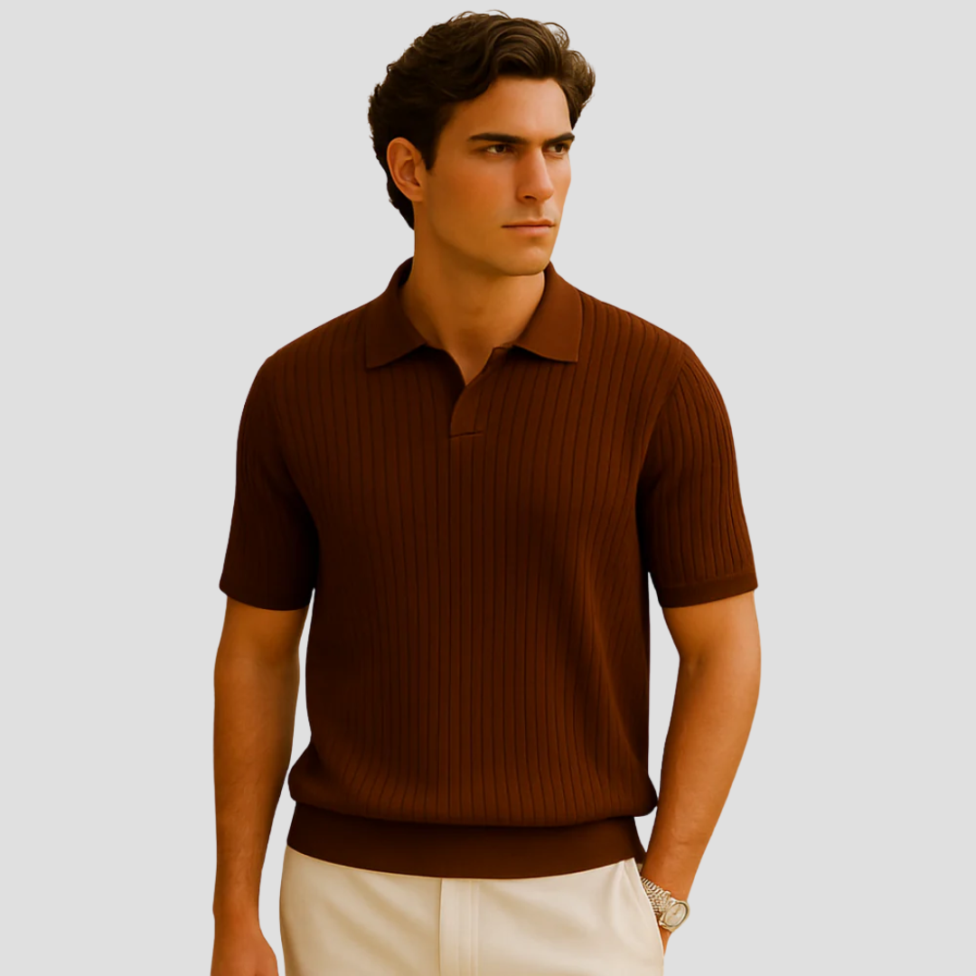 "Polo côtelé beige chic sans boutons, col polo, mailles fines, motif vertical, idéal pour un style estival élégant."