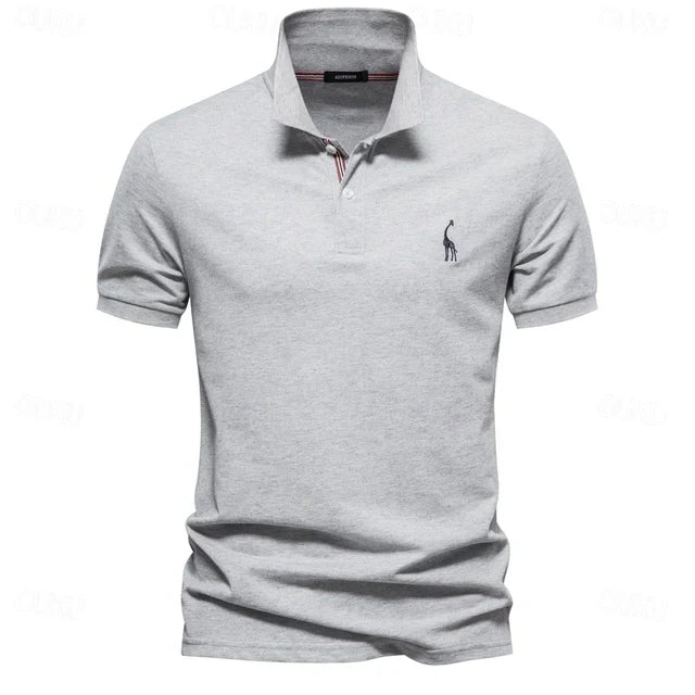 "Polo d'été léger pour homme, vue de face, tissu respirant et coupe moderne chic, idéal pour sorties estivales."