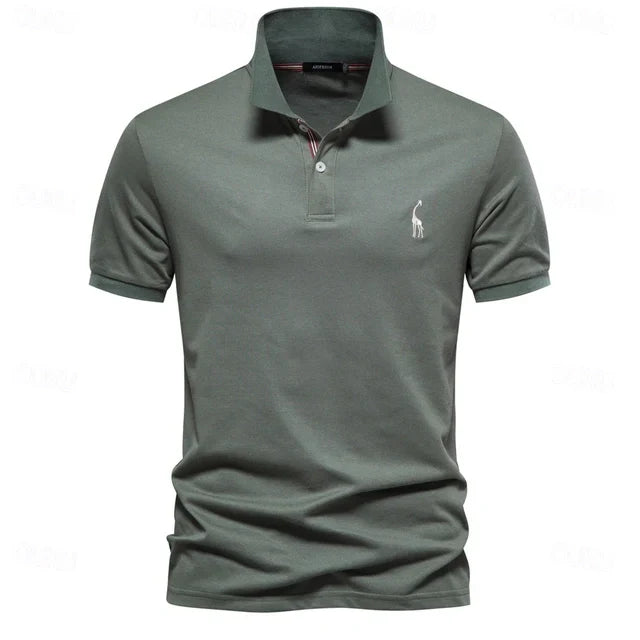 "Polo d'été léger pour homme, vue de face, tissu respirant et coupe moderne chic, idéal pour sorties estivales."