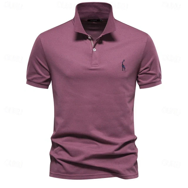 "Polo d'été léger pour homme, vue de face, tissu respirant et coupe moderne chic, idéal pour sorties estivales."