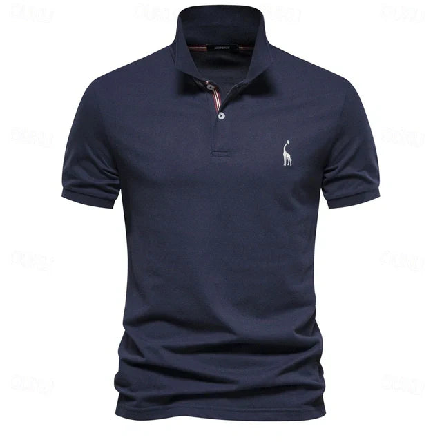 "Polo d'été léger pour homme, vue de face, tissu respirant et coupe moderne chic, idéal pour sorties estivales."