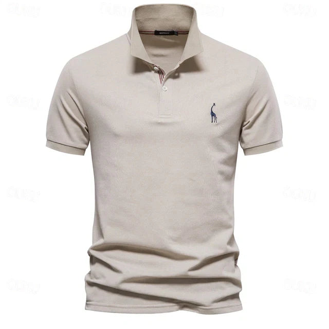 "Polo d'été léger pour homme, vue de face, tissu respirant et coupe moderne chic, idéal pour sorties estivales."