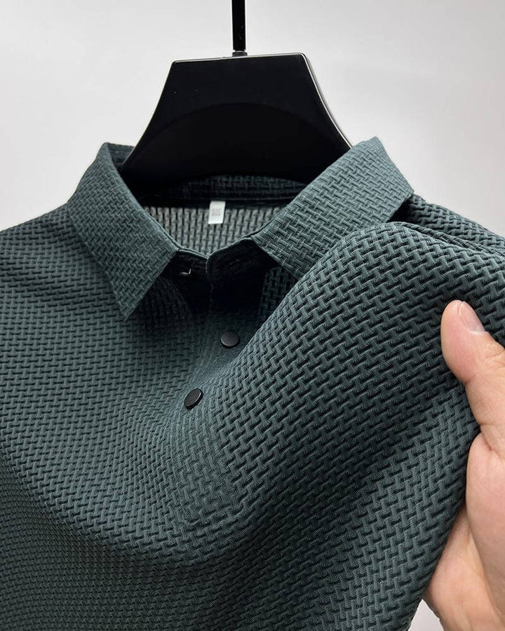 Polo en soie pour hommes, coupe ajustée, couleur élégante, respirant, parfait pour style moderne et confort optimal.