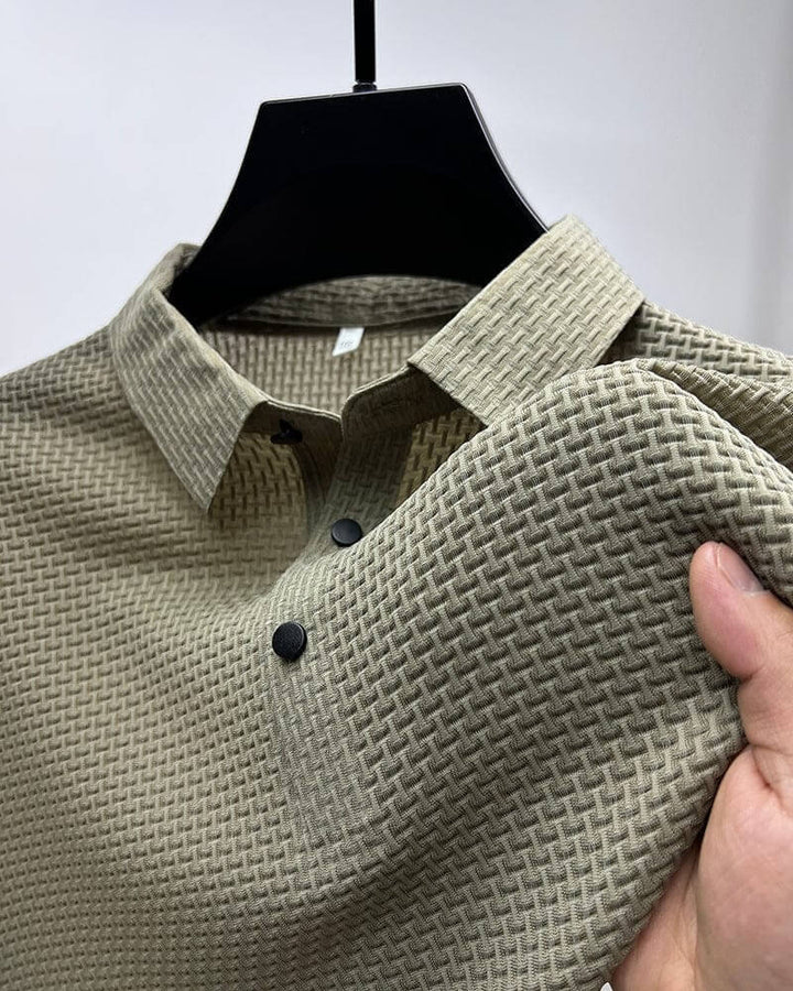 Polo en soie pour hommes, coupe ajustée, couleur élégante, respirant, parfait pour style moderne et confort optimal.