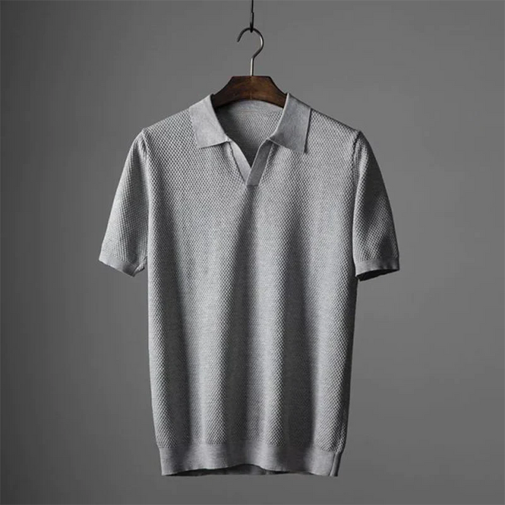 Polo été homme en coton péruvien.  Modèle respirant, coupe élégante et classique.