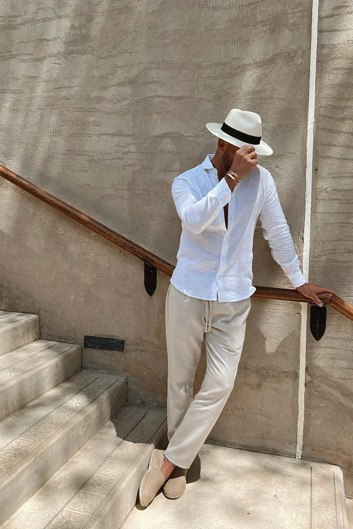 Chemise polo homme blanche basique à manches longues, parfaite pour un style décontracté polyvalent et le quotidien.