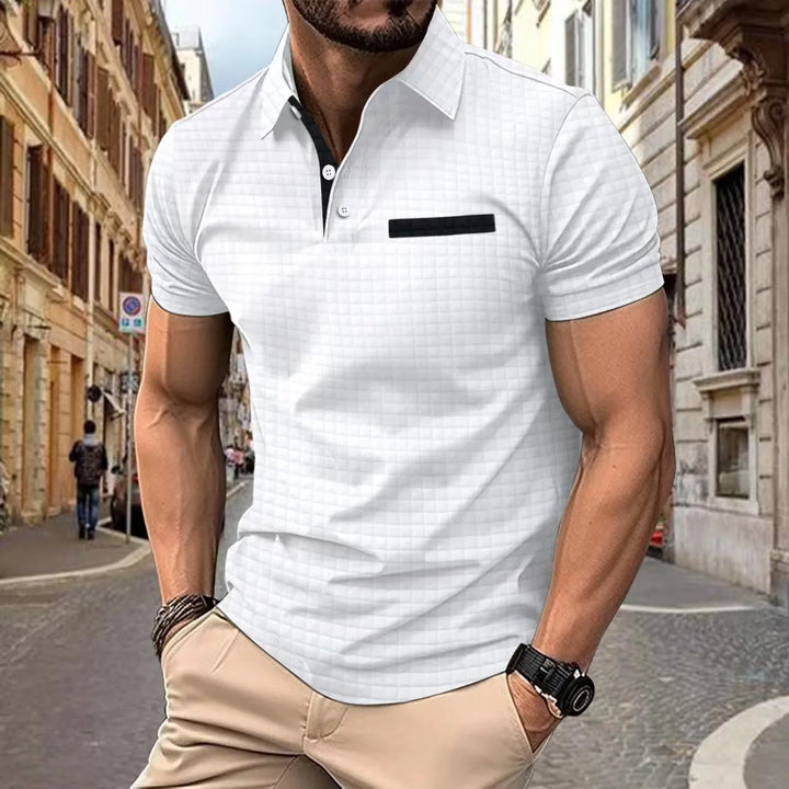 Détail du tissu piqué respirant du polo homme élégant, parfait pour le confort toutes saisons.