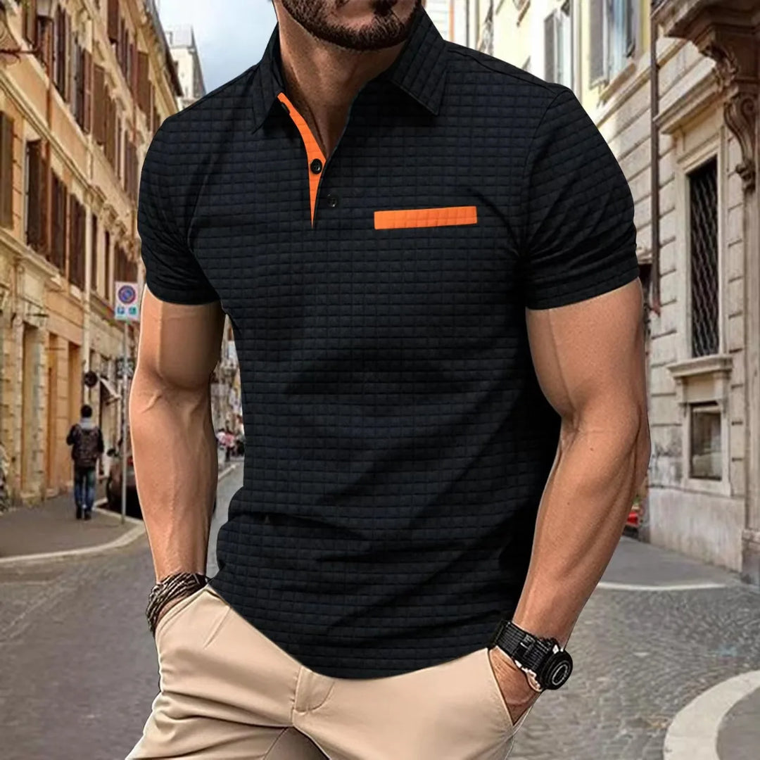 Polo homme élégant blanc avec chino, tenue mode masculine parfaite pour le bureau.