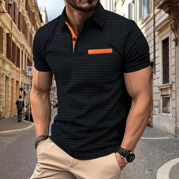 Polo homme élégant blanc avec chino, tenue mode masculine parfaite pour le bureau.