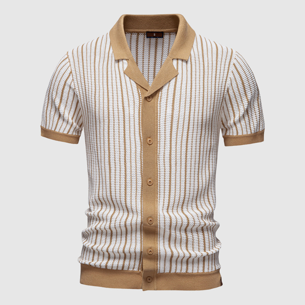 "Polo homme élégant été, couleur blanche, col distinctif, tissu luxe poly-viscose, tenue chic et décontractée."