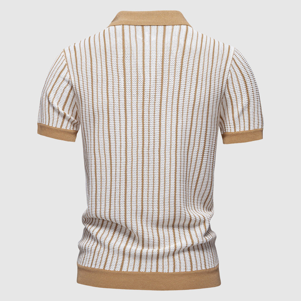 "Polo homme élégant été, couleur blanche, col distinctif, tissu luxe poly-viscose, tenue chic et décontractée."