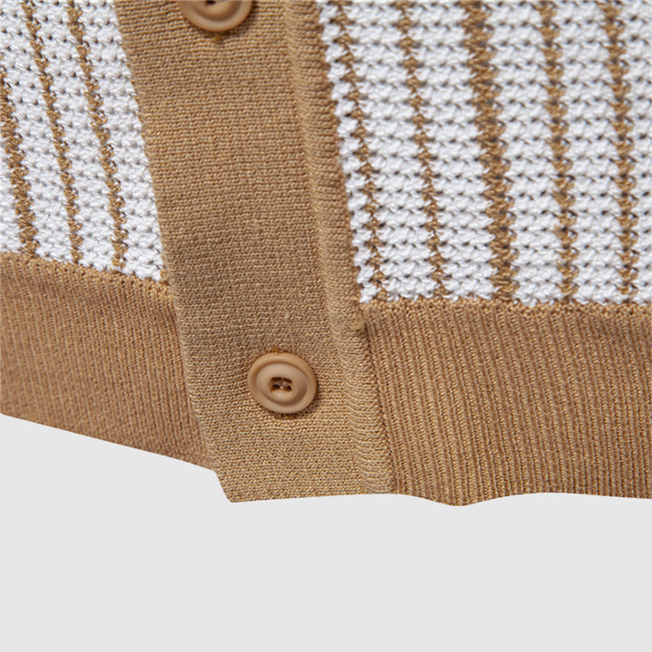 "Polo homme élégant été, couleur blanche, col distinctif, tissu luxe poly-viscose, tenue chic et décontractée."
