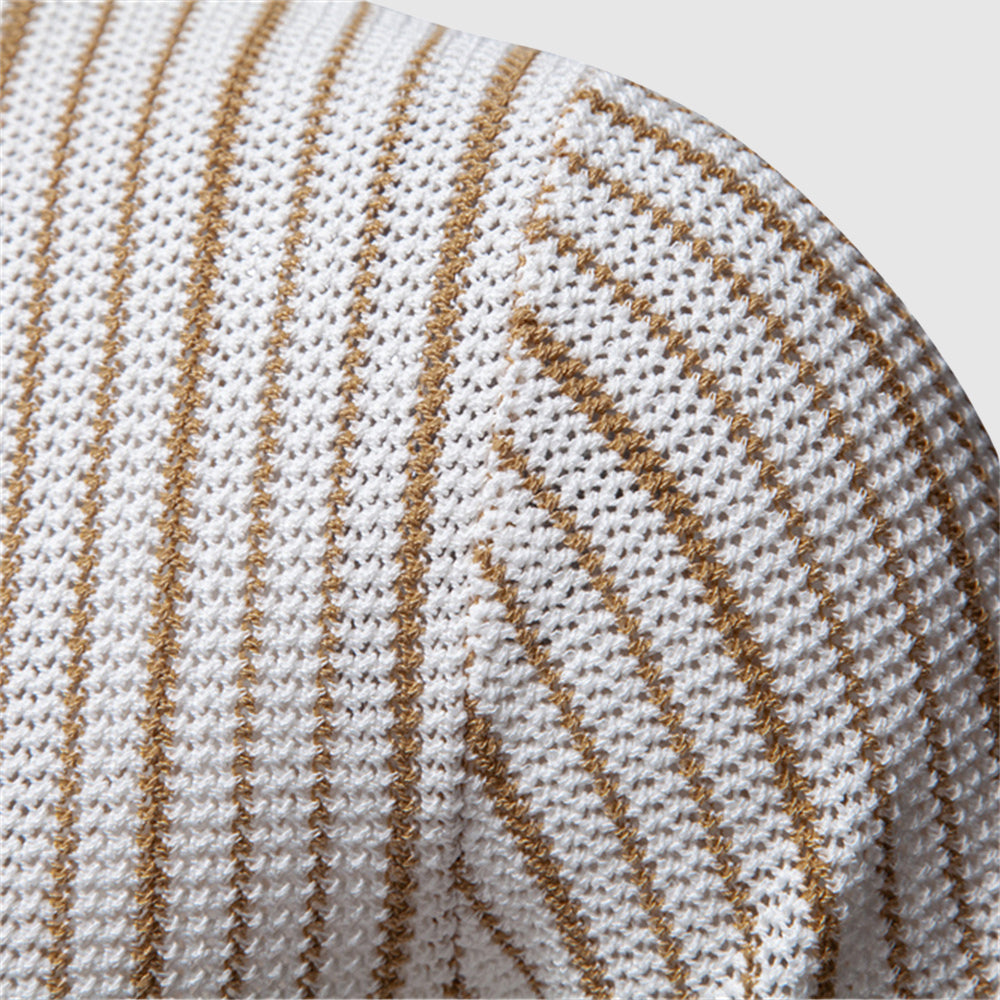 "Polo homme élégant été, couleur blanche, col distinctif, tissu luxe poly-viscose, tenue chic et décontractée."