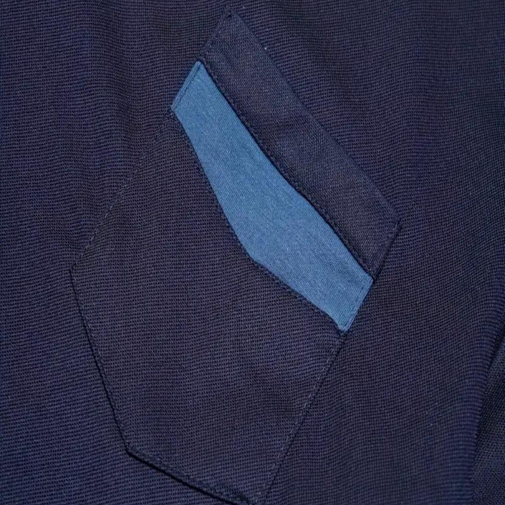 "Polo homme élégant noir, coupe classique, tissu doux. Style polyvalent, disponible en plusieurs couleurs raffinées."
