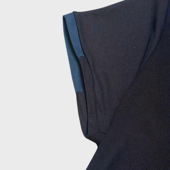 "Polo homme élégant noir, coupe classique, tissu doux. Style polyvalent, disponible en plusieurs couleurs raffinées."