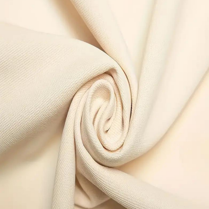 "Polo homme élégant noir, coupe classique, tissu doux. Style polyvalent, disponible en plusieurs couleurs raffinées."