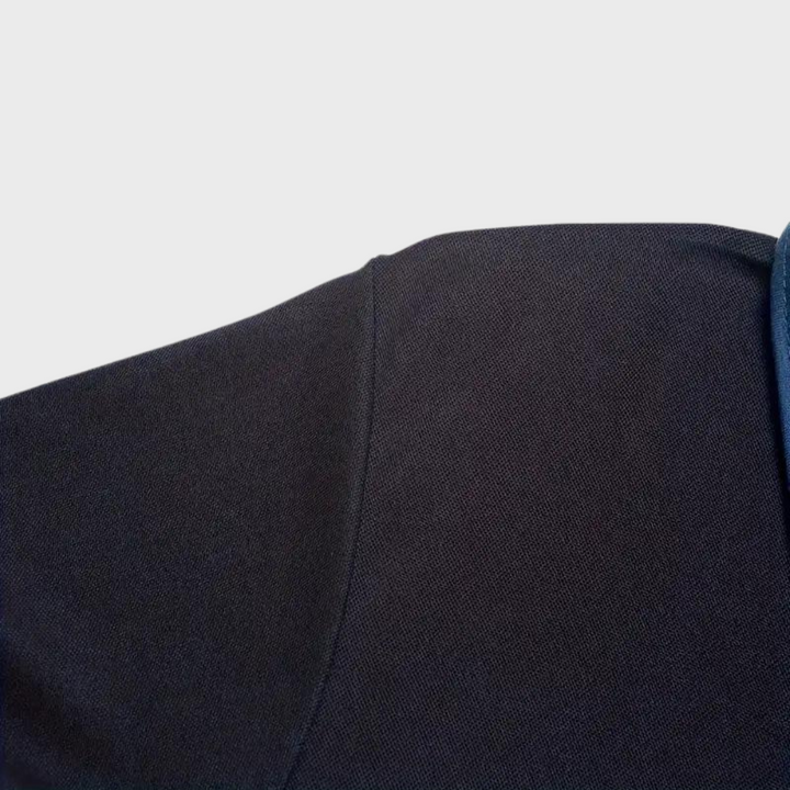 "Polo homme élégant noir, coupe classique, tissu doux. Style polyvalent, disponible en plusieurs couleurs raffinées."