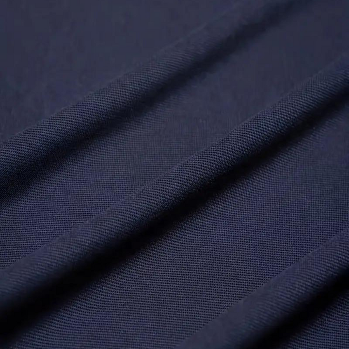 "Polo homme élégant noir, coupe classique, tissu doux. Style polyvalent, disponible en plusieurs couleurs raffinées."