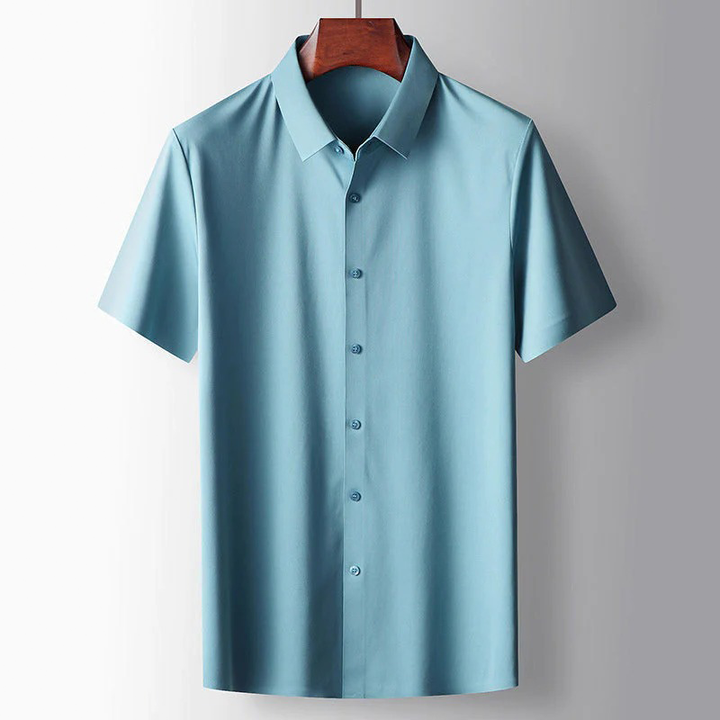 Polo homme en soie élégant.  Coupe confortable et design sophistiqué.  Vêtement luxueux pour diverses occasions.