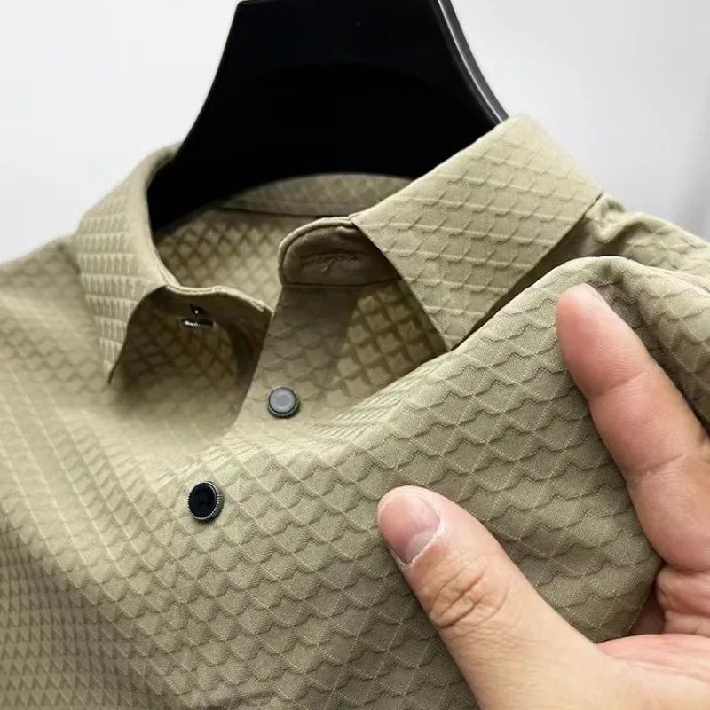 Polo homme été en soie, coupe ajustée,  élégant et confortable.  Parfait pour les occasions décontractées ou habillées.