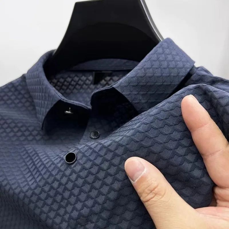 Polo homme été en soie, coupe ajustée,  élégant et confortable.  Parfait pour les occasions décontractées ou habillées.