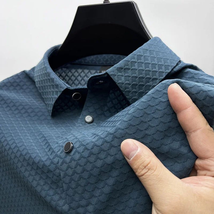 Polo homme été en soie, coupe ajustée,  élégant et confortable.  Parfait pour les occasions décontractées ou habillées.
