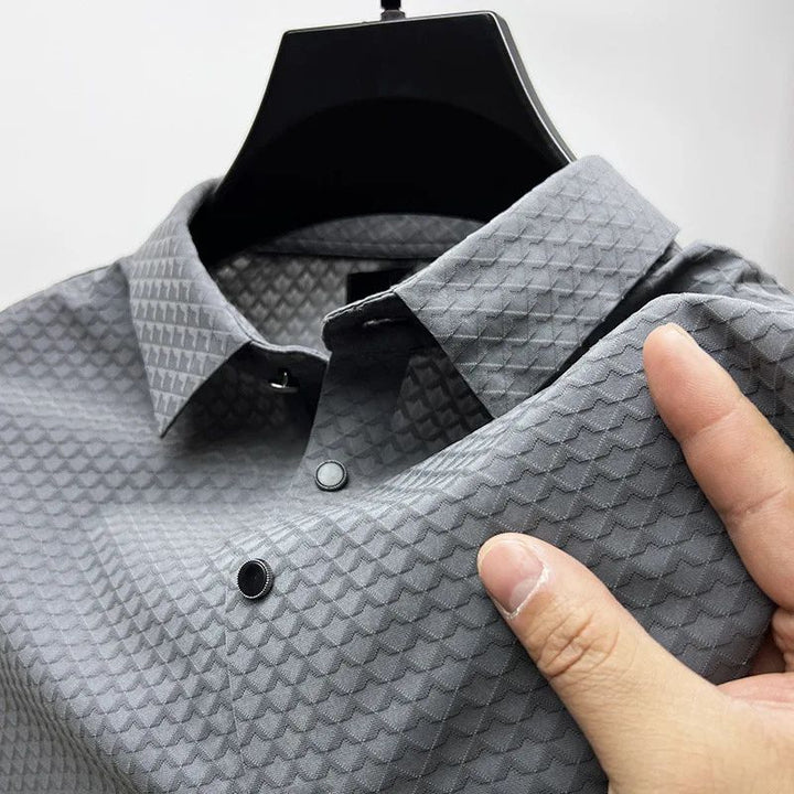 Polo homme été en soie, coupe ajustée,  élégant et confortable.  Parfait pour les occasions décontractées ou habillées.