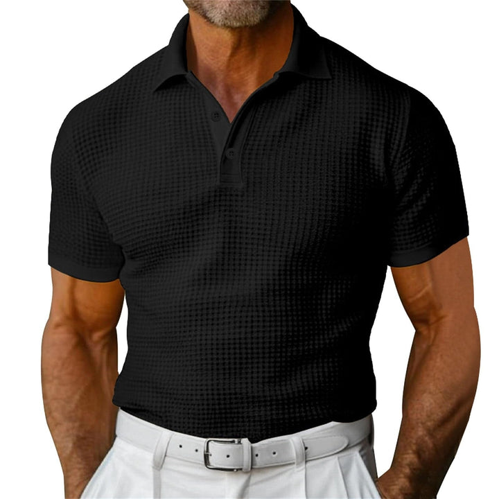 Haut polo homme gaufré, tissu respirant et doux, idéal pour un style décontracté chic en été.