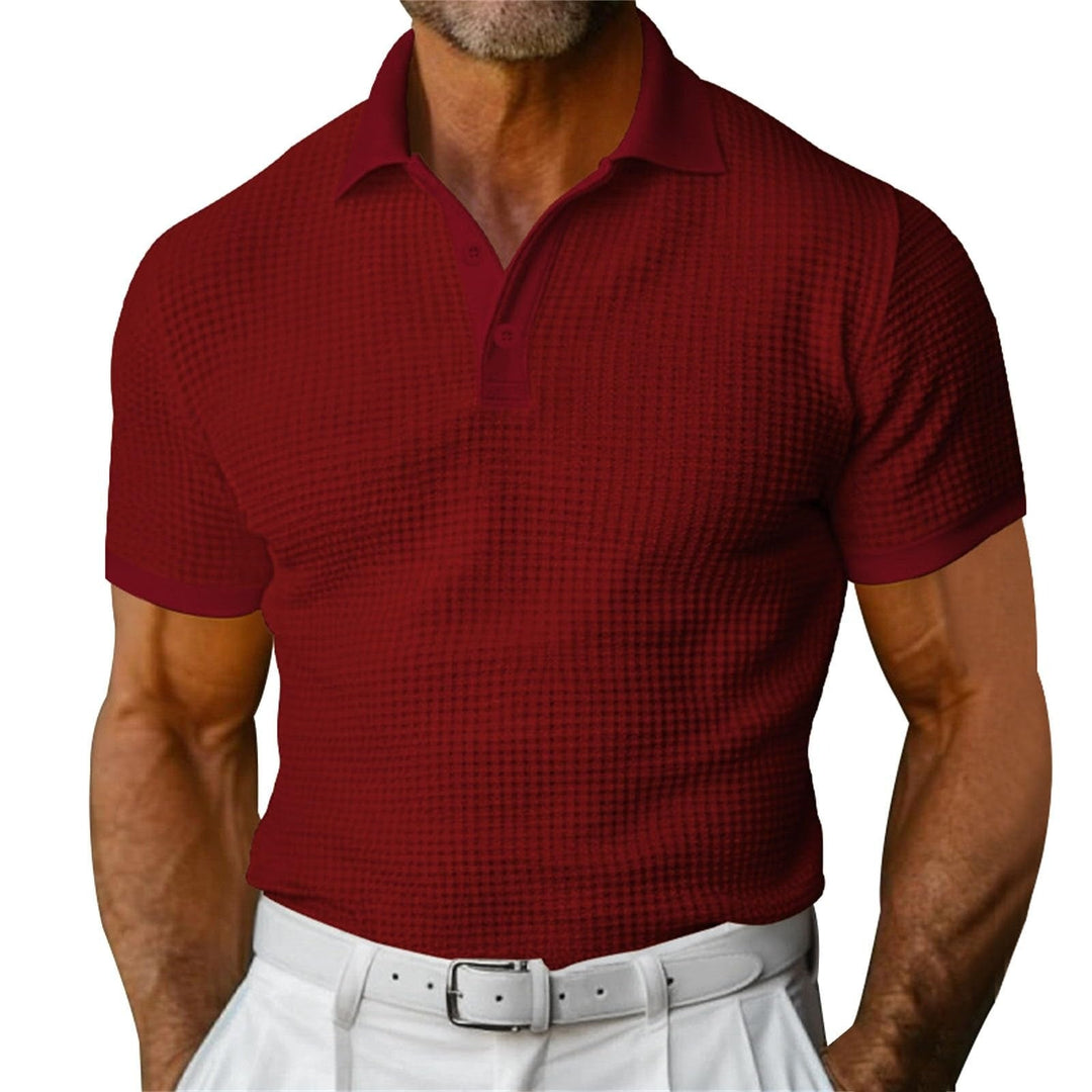 Polo classique homme, texture gaufrée unique, pour un look élégant et confortable, mode masculine estivale.