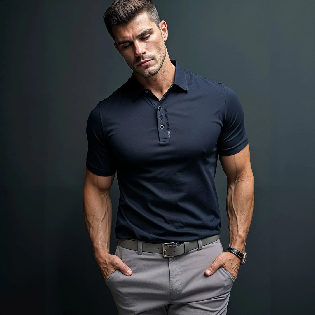 Polo homme infroissable, tissu respirant pour un confort optimal. Manches courtes, style élégant et polyvalent.