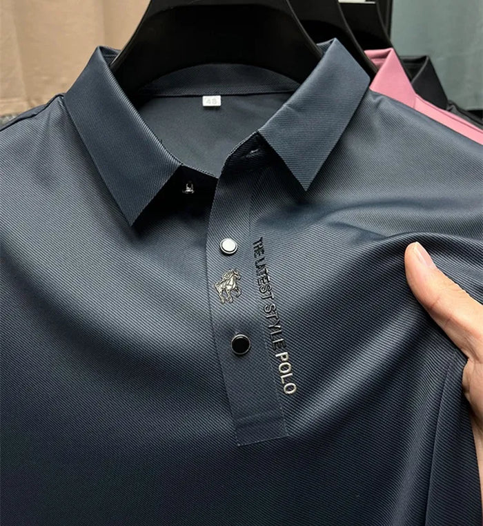 Chemise polo élégante pour homme, parfaite pour un style décontracté chic. Confortable et sans plis.