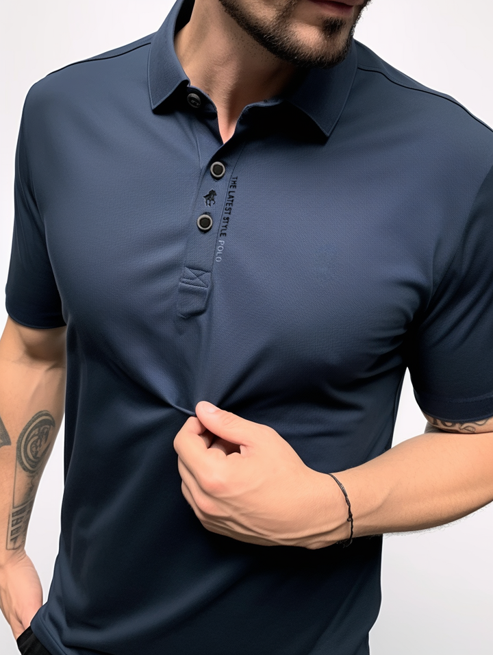 Polo homme confortable et infroissable, idéal pour la mode masculine polyvalente. Manches courtes respirantes.