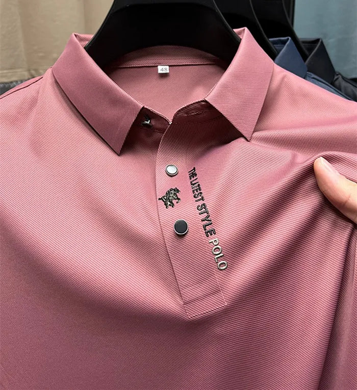 Homme portant un polo infroissable élégant, parfait pour le bureau ou une sortie décontractée. Confort maximal.