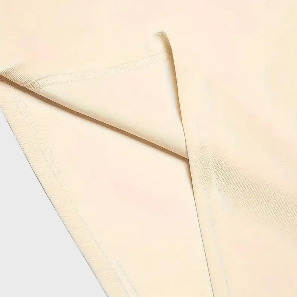 Polo homme noir, minimaliste et chic, un incontournable de la mode masculine.
