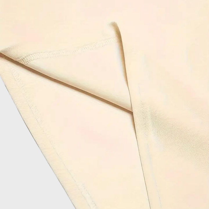 Polo homme noir, minimaliste et chic, un incontournable de la mode masculine.
