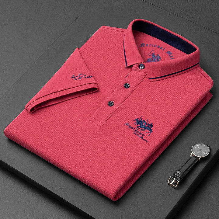 Homme portant un polo élégant, style décontracté chic. Ce haut respirant est un vêtement confortable et moderne.