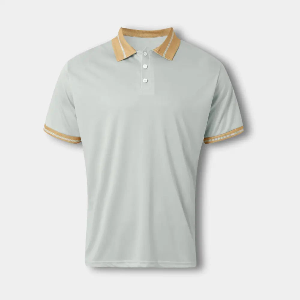 Détail du col contrasté d'un polo homme à manches courtes, soulignant l'élégance et le style décontracté.