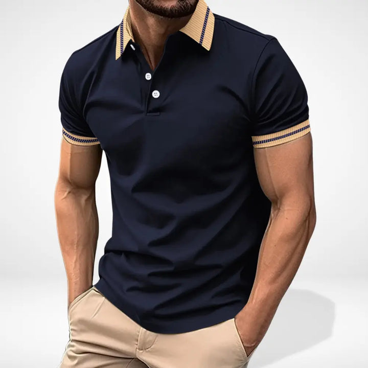Homme portant un polo élégant à manches courtes et col contrasté, look moderne et confortable. Mode masculine.