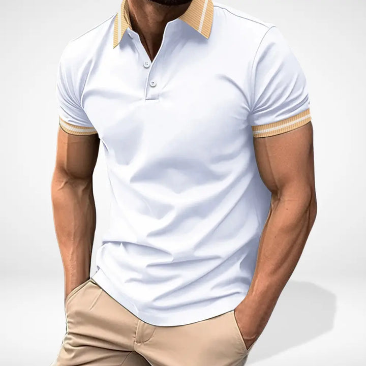 Polo homme à manches courtes et col contrasté, porté dans un cadre décontracté. Élégance et confort assurés.