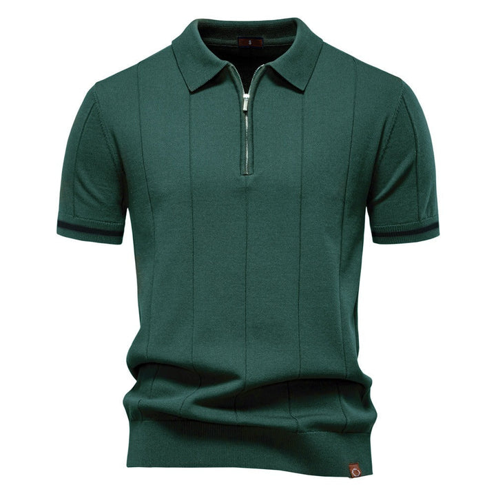 Haut homme décontracté, polo à manches courtes zippé. Parfait pour la mode estivale, alliant style et confort.