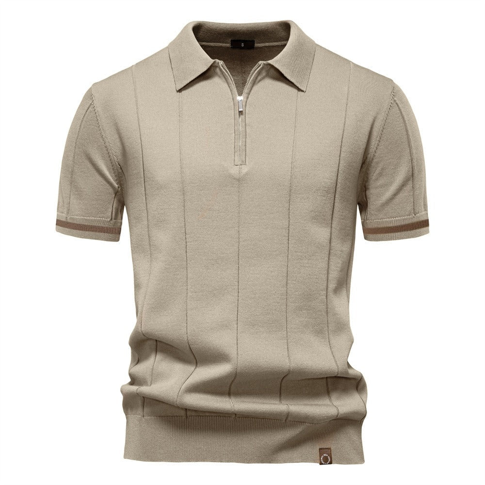 Polo homme moderne à manches courtes avec col zippé. Vêtement élégant et confortable pour une tenue décontractée.