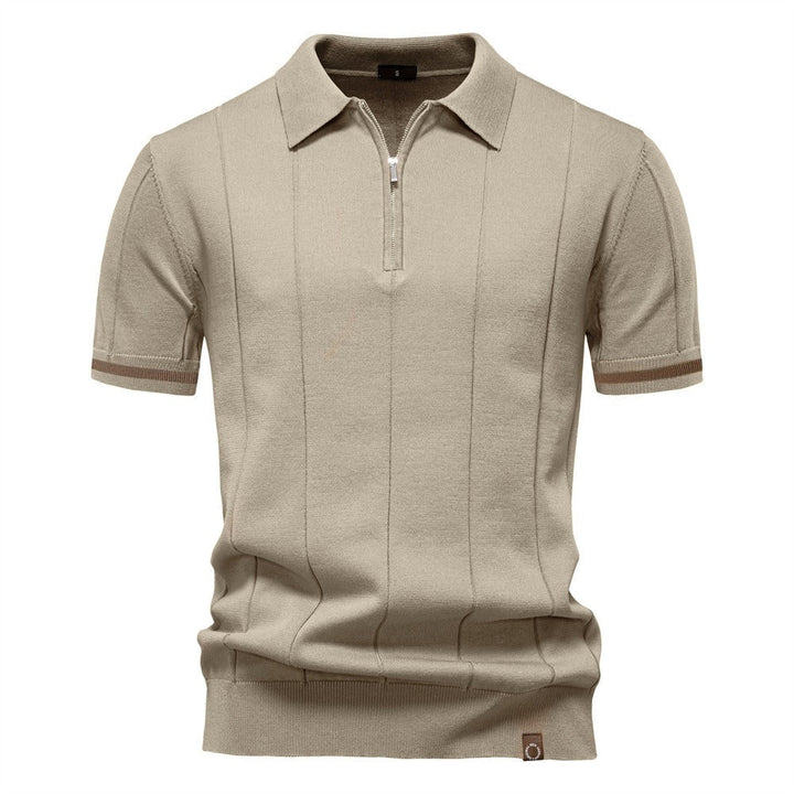 Polo homme moderne à manches courtes avec col zippé. Vêtement élégant et confortable pour une tenue décontractée.